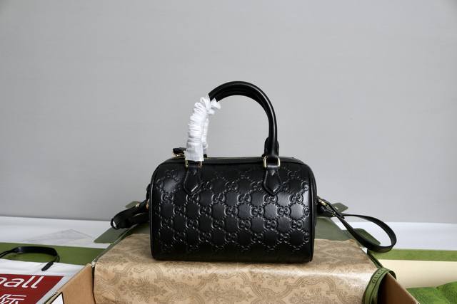 Price in quantity Description: Gg Emblem Tote. This shopping bag features the b