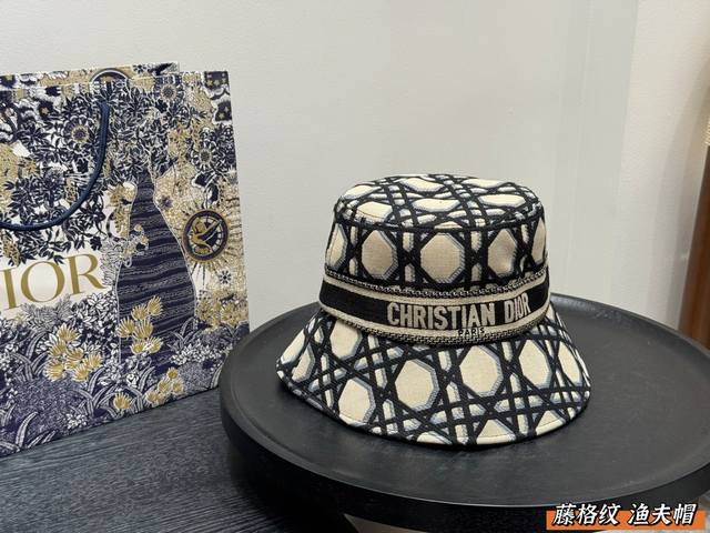 With boxThis autumn's must-have Dior bucket hatThe bucket hat is a must-have in