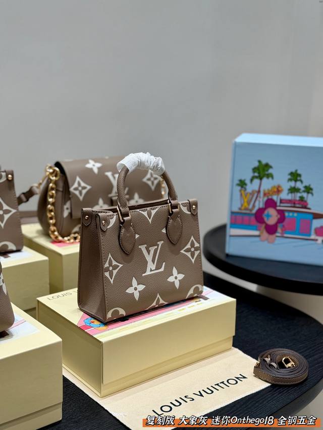 Folding gift box Replica! All steel hardware Size: Mini 18*15cm Mini embossed j