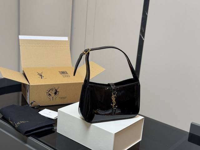comes with a folding box airplane box that belongs to its season Size: 24