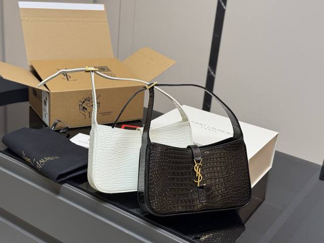 comes with a folding box airplane box that belongs to its season Size: 24