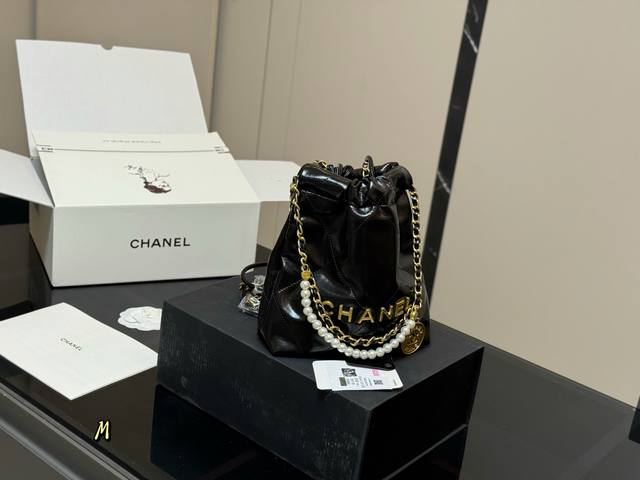 Comes with a folding box and airplane box Size: 20*20cm Chanel Mini 22Bag The s