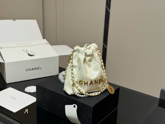 Comes with a folding box or airplane box Size: 20*20cm Chanel Mini 22Bag The sm