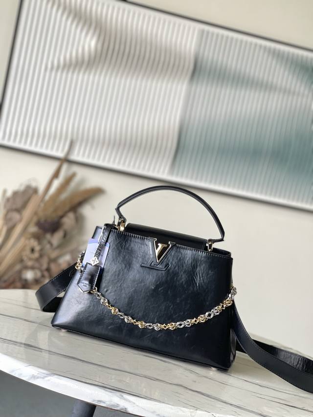 Premium Genuine Leather M12924 This Capucines Souple Medium Handbag features gl
