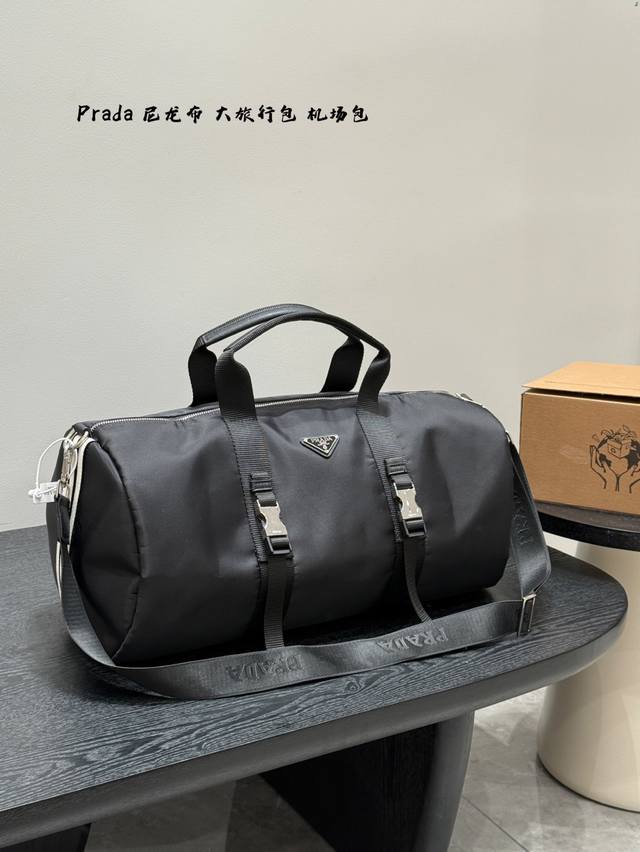 Prada nylon waterproof fabric airport bag A must-have item for travel during the