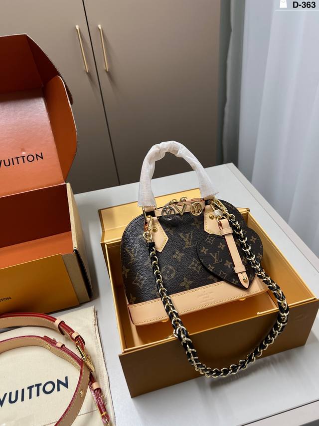 Chip version Lv Flower Shell Bag The new shell bag actually comes with a small