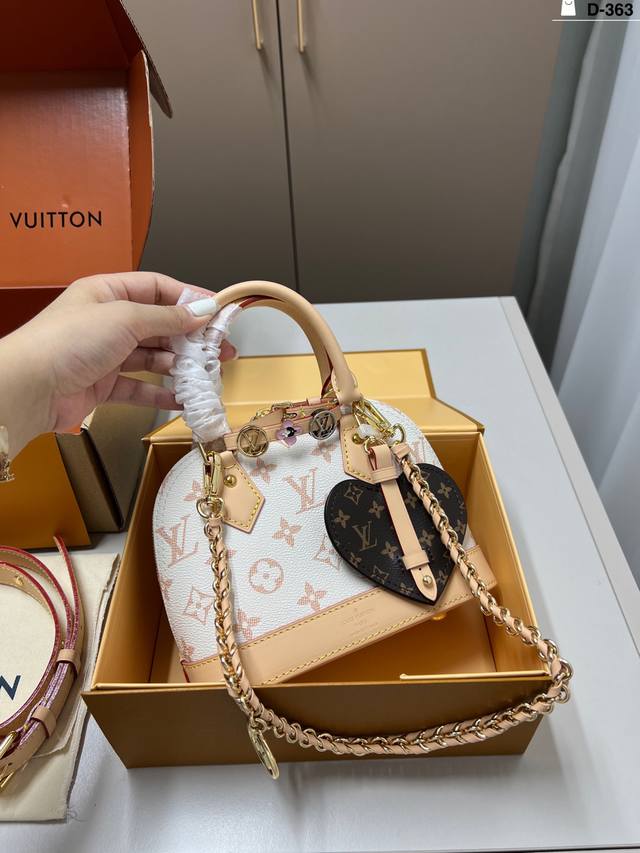 Chip version Lv Flower Shell Bag The new shell bag actually comes with a small