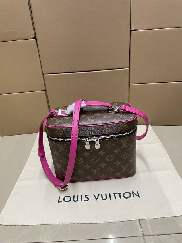 High quality M14886 cosmetic bag with long shoulder strap Special workmanship C