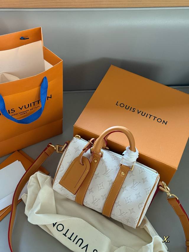 comes with a box Size: 24*15cm L's Keepall pillow bag is really cute! The Keepa