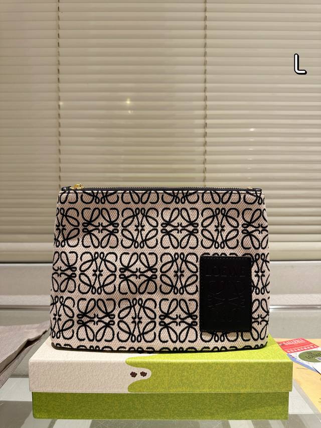 comes with a gift box. Loewe's 520 limited edition handbag is a sweet yet not g
