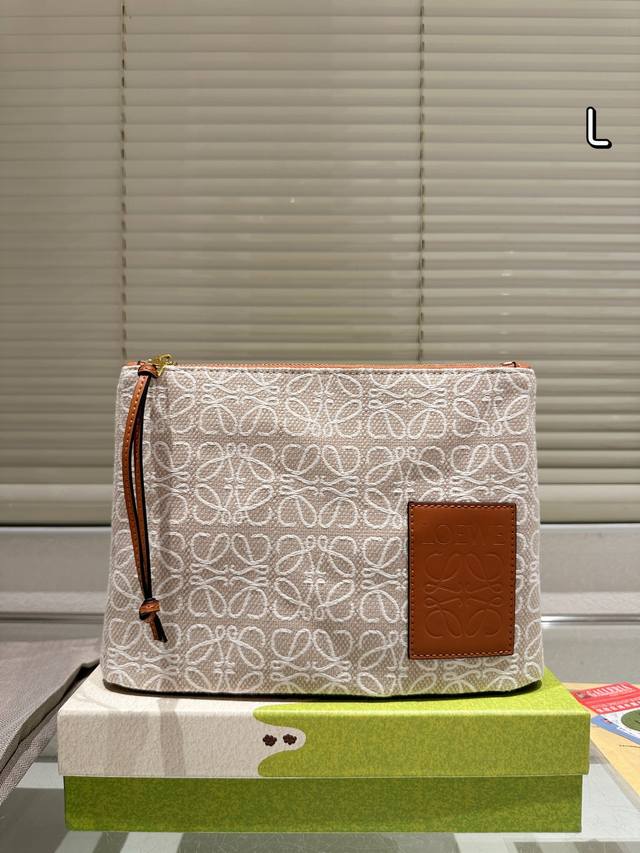 comes with a gift box. Loewe's 520 limited edition handbag is a sweet yet not g