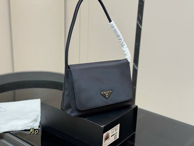 With folding boxSize: 27.18Cm Prada Hobo bagYou can't miss this underarm bagThe