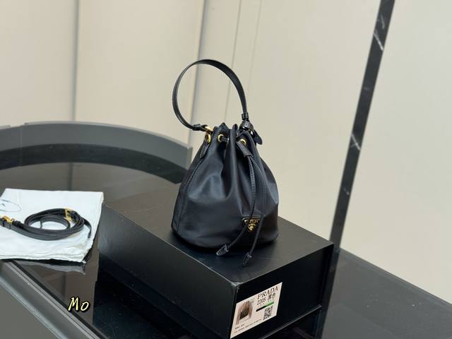 comes with a folding box. Size: 17.17cm. Prada 25Ss new bucket bag. Cute and ro
