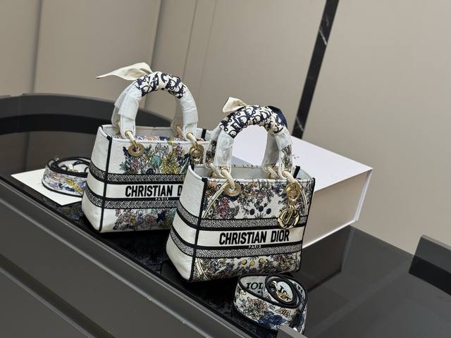 Comes with a folding box Size: 24*20cm Dior embroidered Princess Diana bag Mode