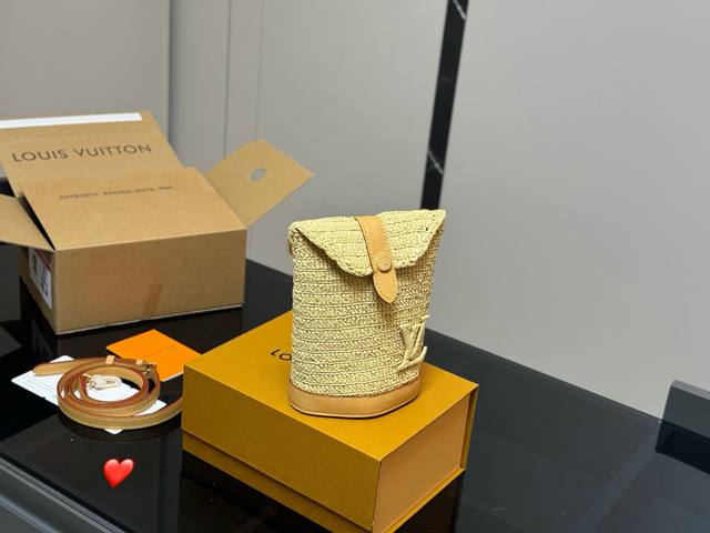 Comes with a folding box and airplane box New LV raffia potato chip bag Cute an