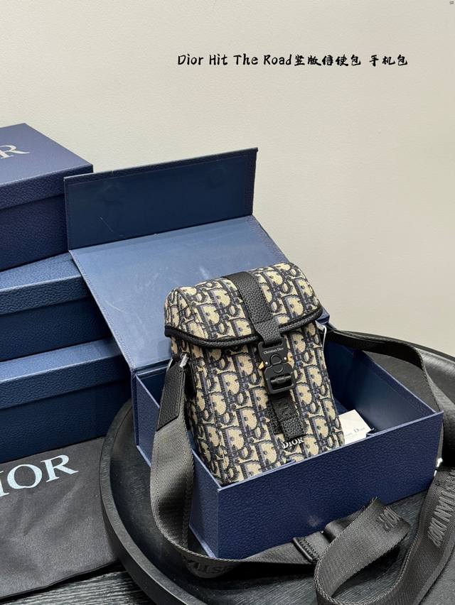 Folding gift boxDior Mini Dior Hit The Road Vertical Flap Messenger Bag Mobile P