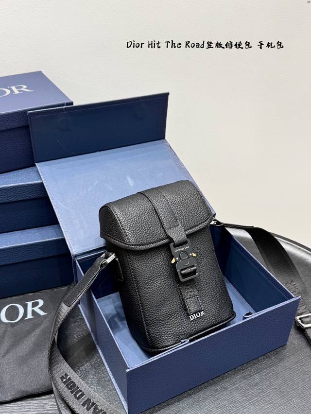 Folding gift boxDior Mini Dior Hit The Road Vertical Flap Messenger Bag Mobile P