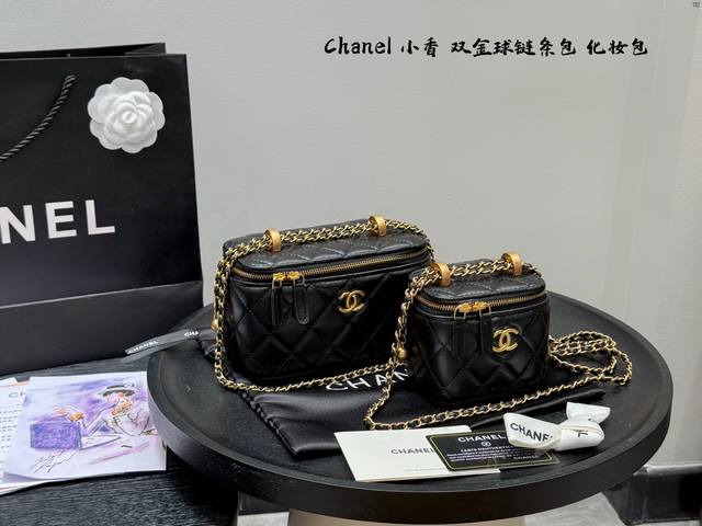 Gift box packaging This Chanel double gold ball cosmetic case has me captivated.