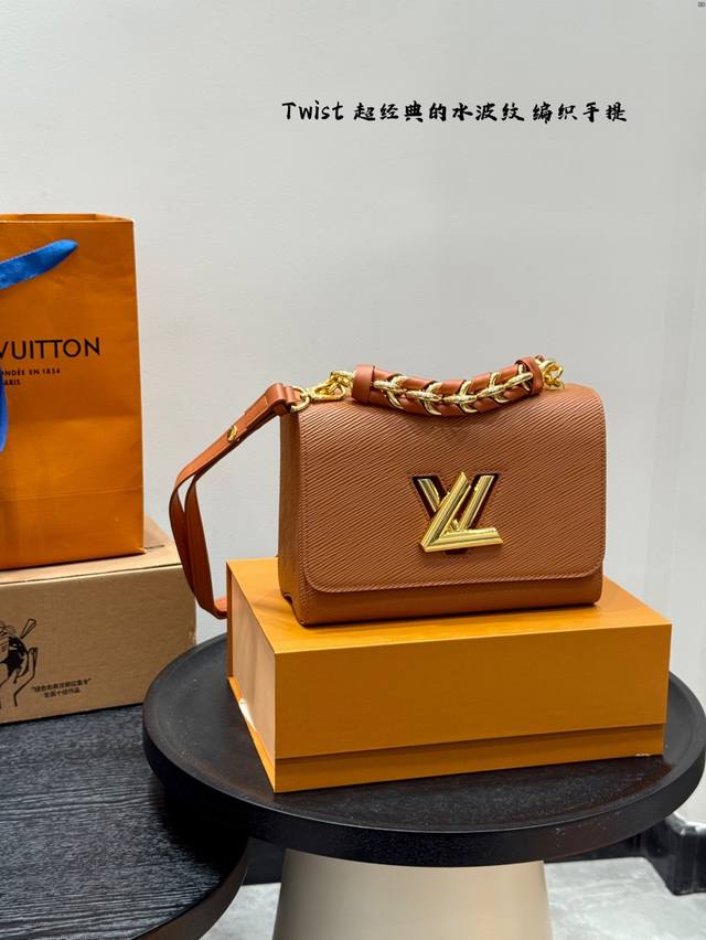 comes with a folding box size 23.16 Lv Twist twist lock closure braided chain h
