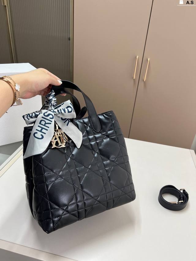 Dior Dior shopping basket Fashionable and stylish Love this calm elegance AS siz