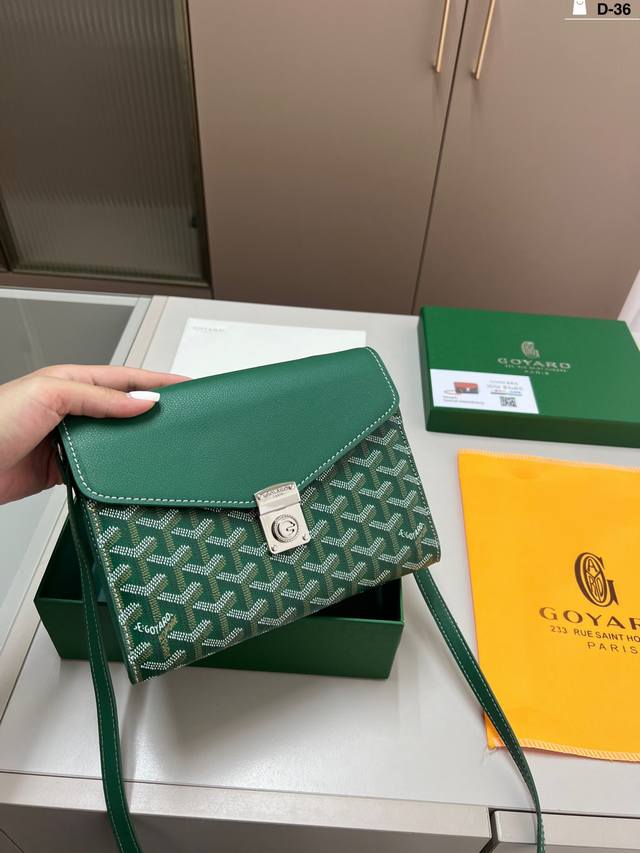 Goyard Chypre is more sophisticated than the envelope bag. It has a lot of capac