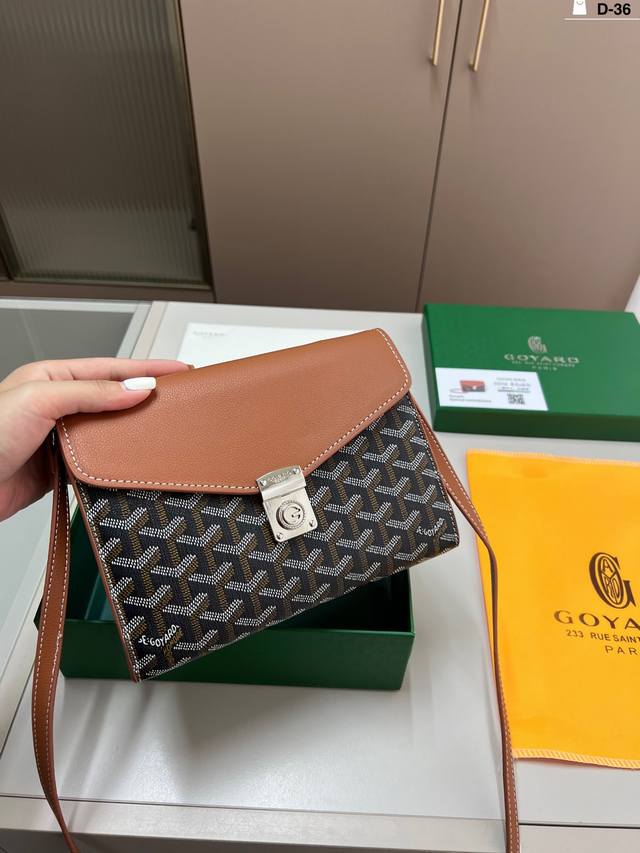 Goyard Chypre is more sophisticated than the envelope bag. It has a lot of capac