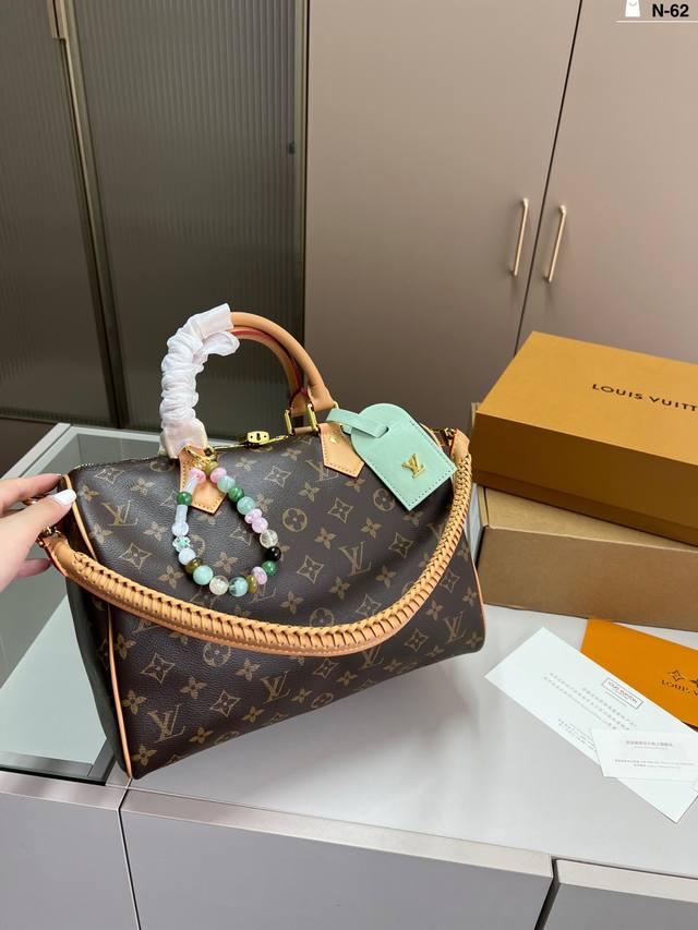 Chip version Lv Louis Vuitton pillow bag Classic series fashionable and versatil
