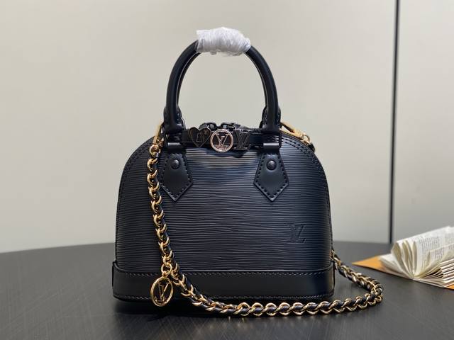 Original boutique K00015 Black Water Ripple Chain Shell Bag. This Alma mini bag