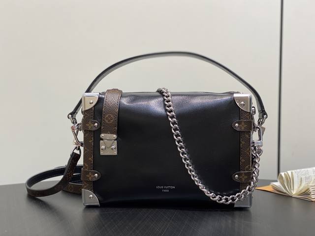Original boutique M15195 Black full leather chain bag soft box. This Side Trunk