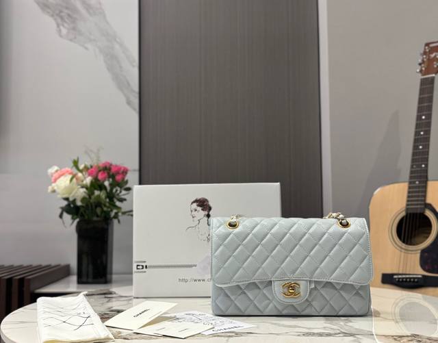 Chanel's calfskin Cf series diamond-quilted bag combines beauty and practicality
