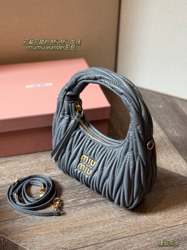 Comes with a box Size: 22*11Cm The sweet or savory Miumiu girl The Miumiu Wande