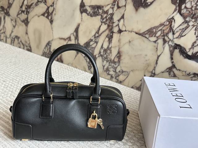 Cowhide leather with box Size: 24*11 cm Loewe bowling bag This bowling bag is r