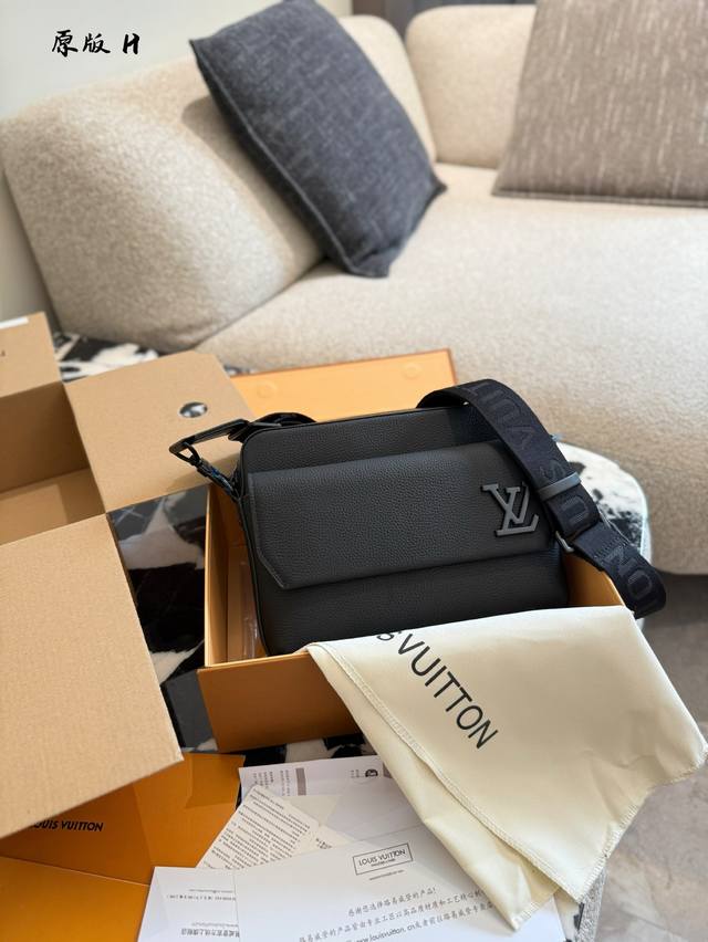 Lv Black men's messenger bag is a fusion of fashion and practicality Store appea