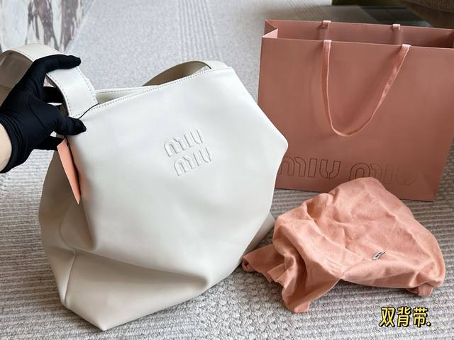 No boxSize: 38*36Cm A day conquered by Miu Miu Miu Miu Tote bag The latest fashi