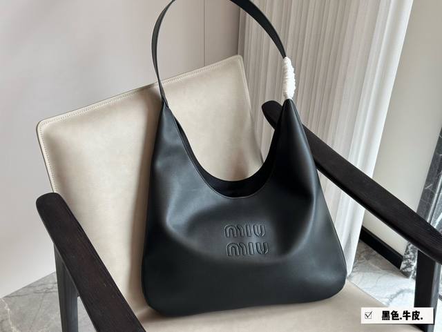 No boxSize: 42*26cm A day conquered by Miu Miu Miu Miu Tote bag The latest runwa