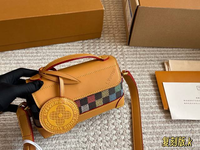 With box Size: 18*13Cm L's Steamer Versatile black I bought a men's bag The pric