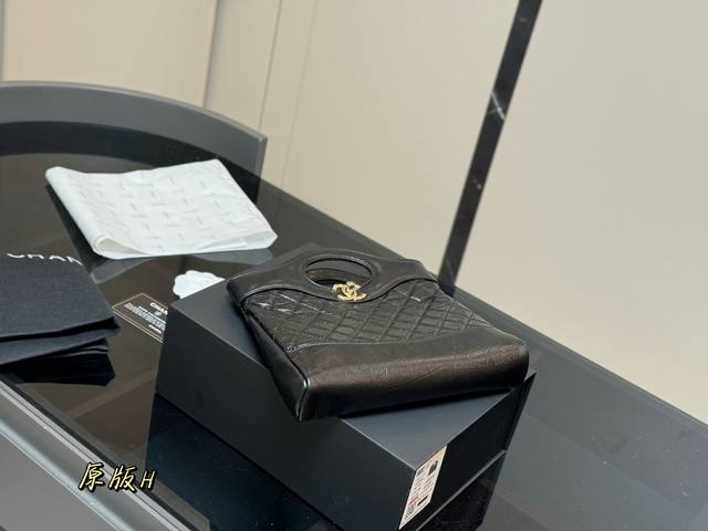Comes with a folding box Size: 23*19Cm Chanel's 31Bagmini is worth buying Chane