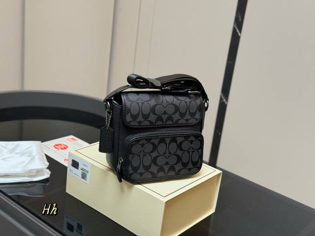 Comes with box Size: 20.19cm Coach men's messenger bag Imported cowhide from Ta
