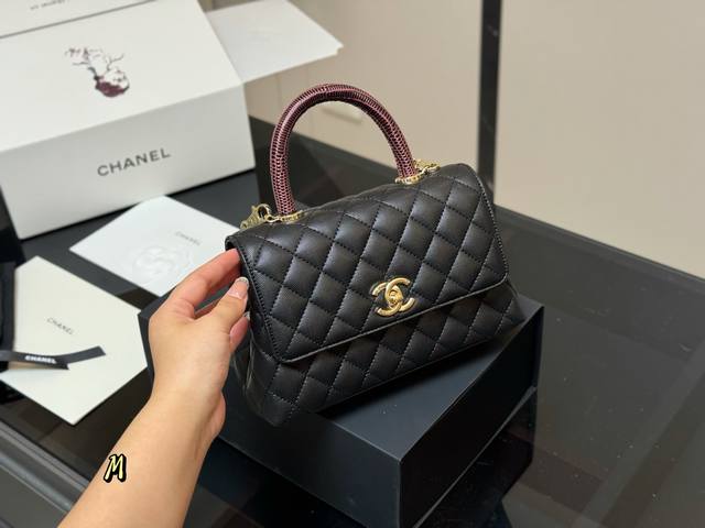 comes with a folding box and airplane box Size: 23*14Cm Chanel Coco Handle hand
