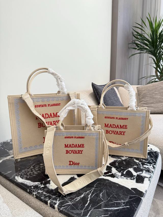 Dior's new tote featuring Jonathan Anderson's book list. Jonathan Anderson's Dio