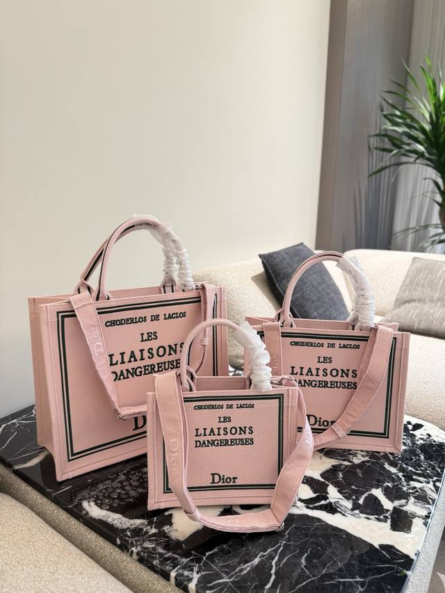 Dior's new tote featuring Jonathan Anderson's book list. Jonathan Anderson's Dio
