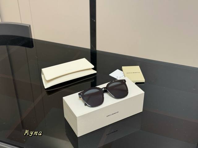 with box Gm Myma sunglasses Zeiss lenses Au protection comes with a glasses clo