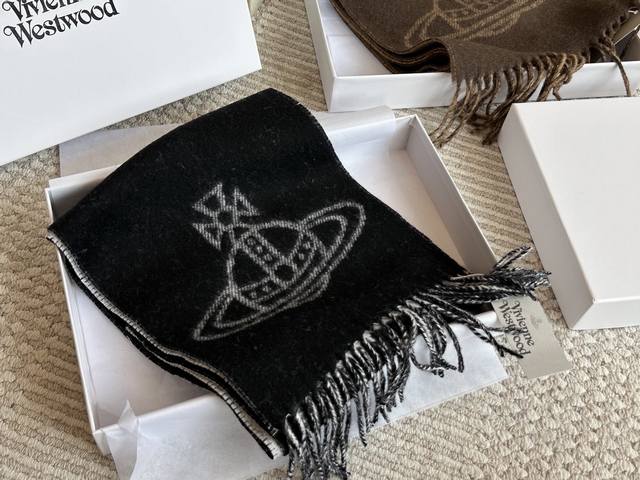The Empress Dowager's Autumn and Winter Wool Scarf is both beautiful and practic