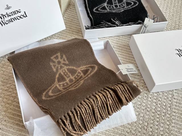 The Empress Dowager's Autumn and Winter Wool Scarf is both beautiful and practic