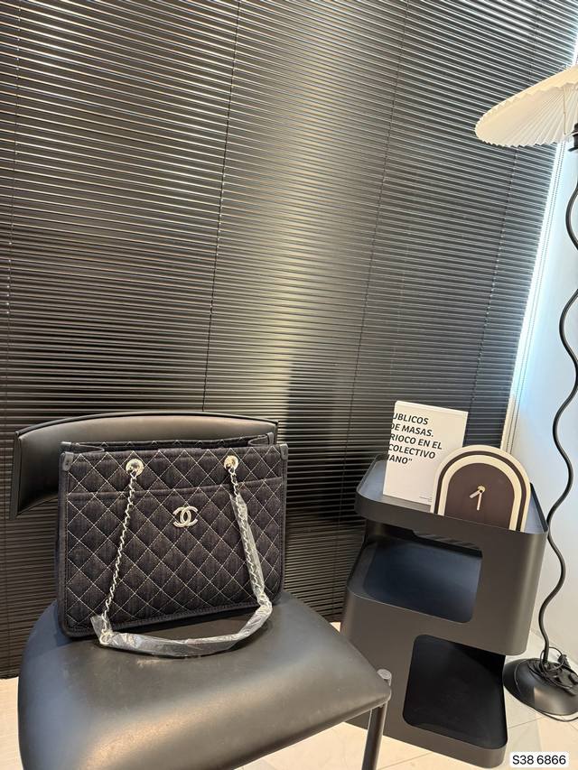 Chanel denim tote with classic denim and distressed style looks so classy! I fe