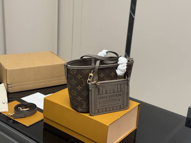 comes with a folding box Size: 20.17cm Lv Neverfull Bb new shopping bag! A hard