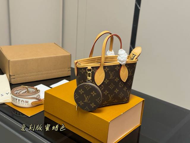 Comes with a folding box and airplane box Size: 20*14cm Lv mini basket bag! rep