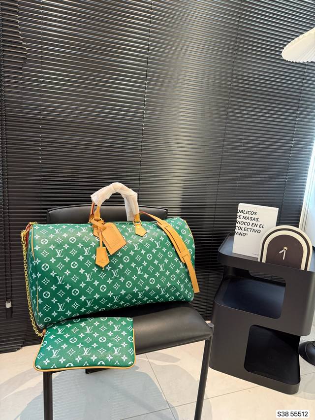 Lv travel bag is very simple and exquisite in design, full of details Whether it