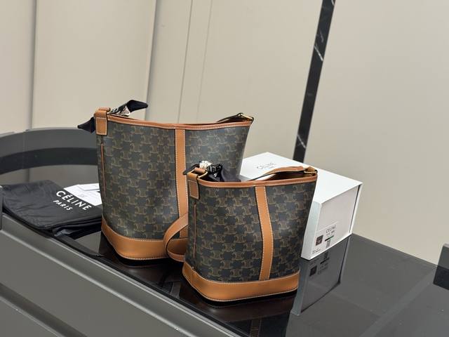 Comes with a folding box Size: 25*27cm 18.22cm Celine Bucket Bag Who can resist