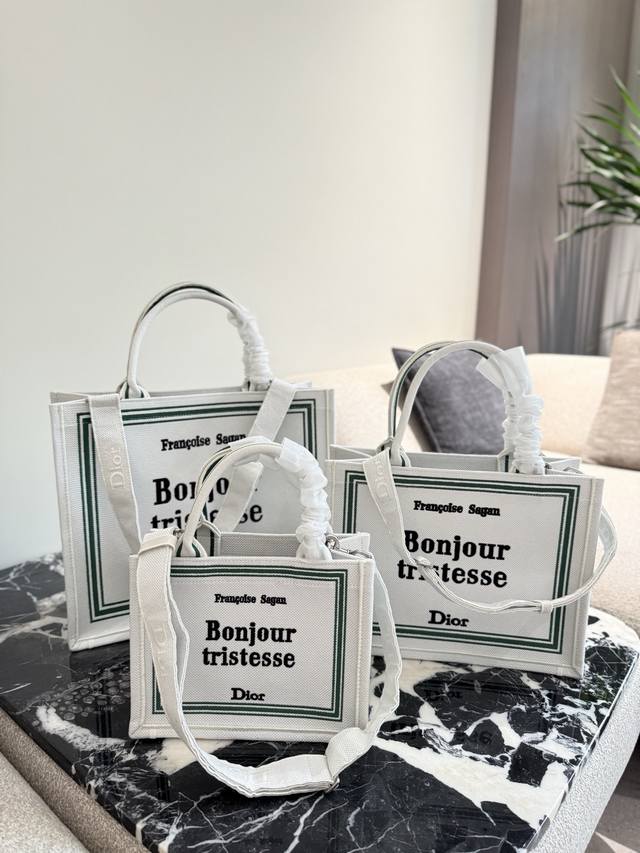 Dior's new tote featuring Jonathan Anderson's book list. Jonathan Anderson's Dio